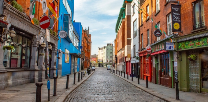 Dublin, colourful Temple Bar street
