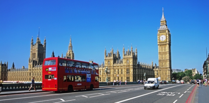 London, rdeči avtobus pri Big Benu in parlamentu
