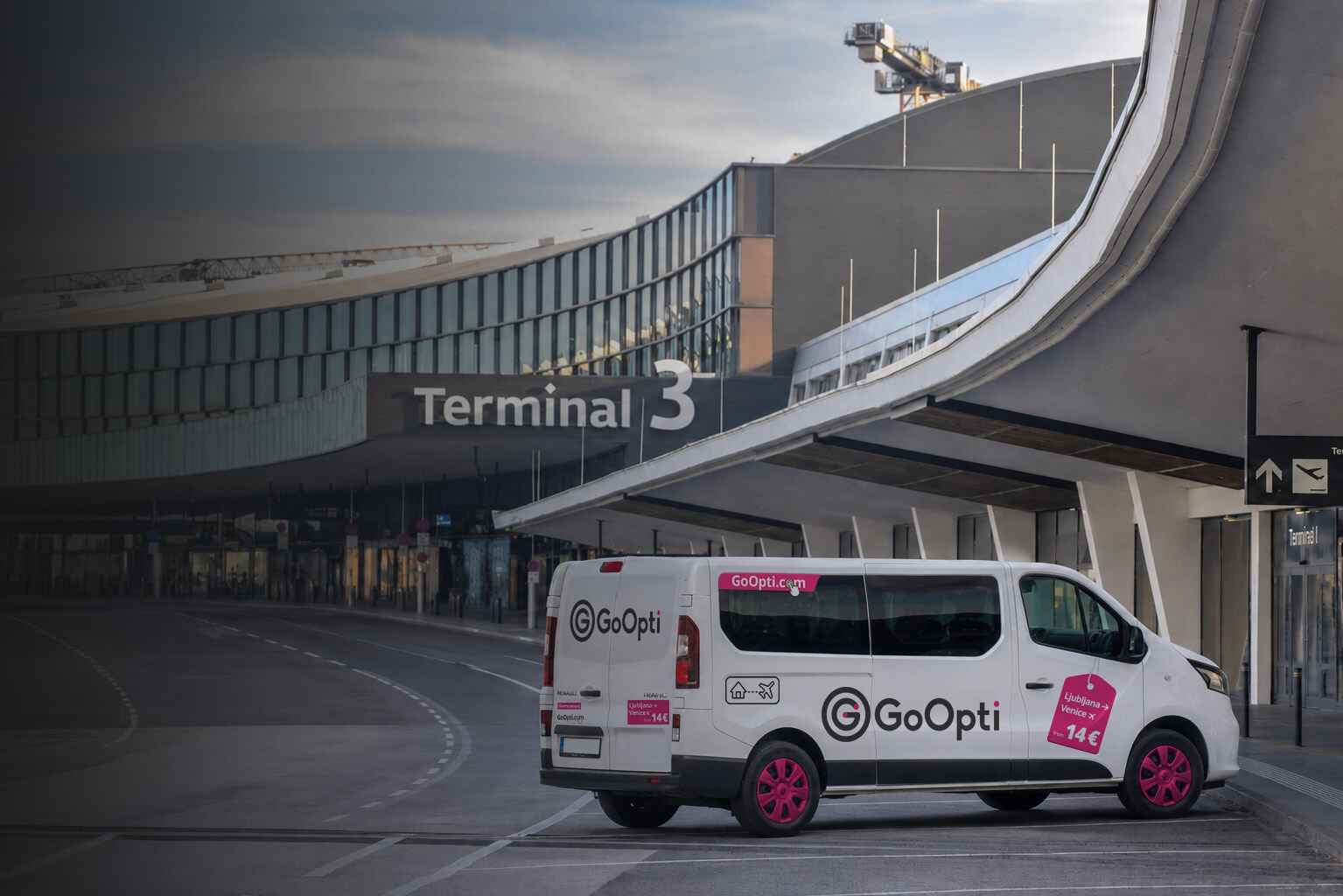 Kombi GoOpti pred letališčem Dunaj