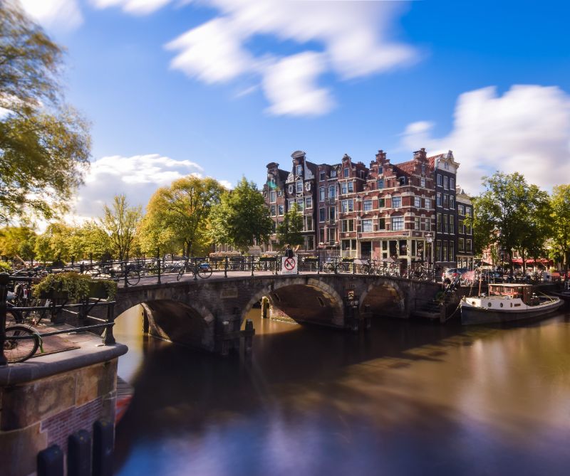 Amsterdamske hiše ob kanalu